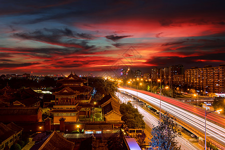 夜晚的车流北京火烧云下的雍和宫桥夜景背景