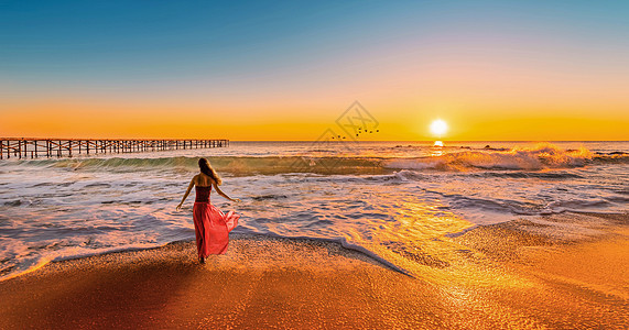 性感女性海上落日背景