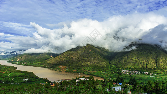 三潭壮阔的高原山河背景