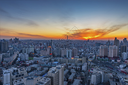 夕阳下的城市天际线图片