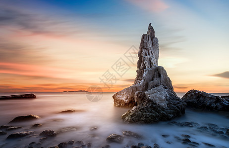 冬天海景无边无际的夕阳海景礁石背景