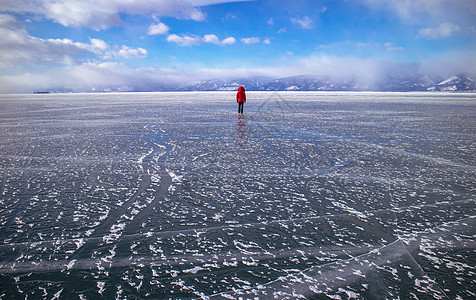 冰冻的湖面冰上行走的人背景