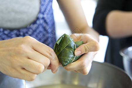 喜庆端午节包粽子粽香四溢图片