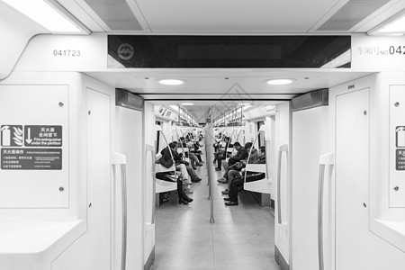 清晨地铁内乘坐的乘客高清图片