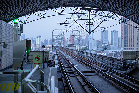 大气城市风景清晨地铁轨道城市风景背景