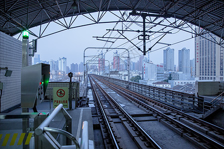 清晨地铁轨道城市风景图片