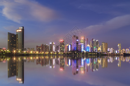 夜晚公路海边建筑夜景背景