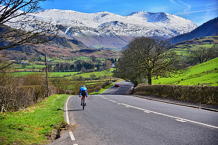 英国苏格兰高地雪山公路自行车背景