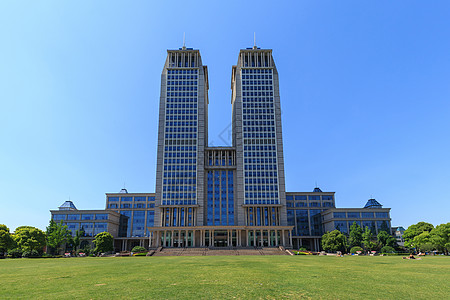 城市草坪草坪上的教学楼背景