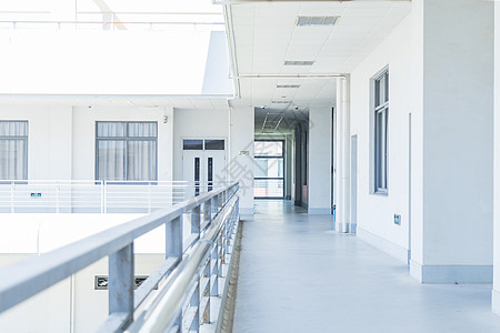 毕业季空旷的校园教学楼背景图片