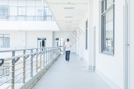 毕业生找工作大学校园走在教室门口的学生背景