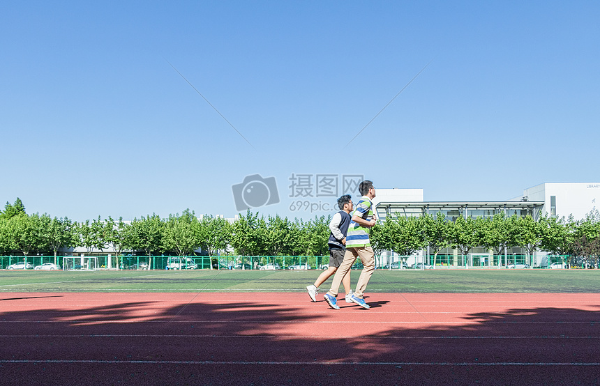 校园操场上运动的人图片