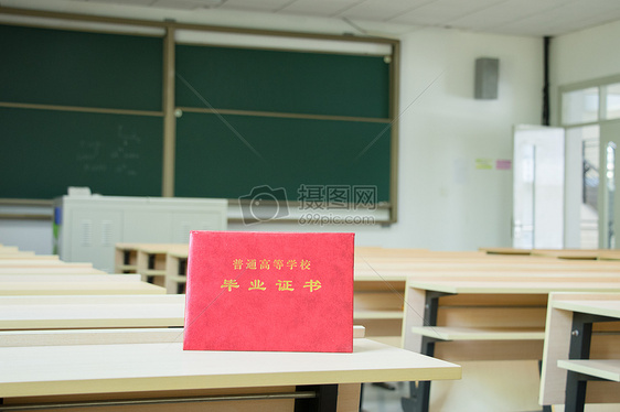 毕业季毕业证书教室摆拍