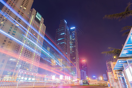 夜晚城市里的车轨背景图片