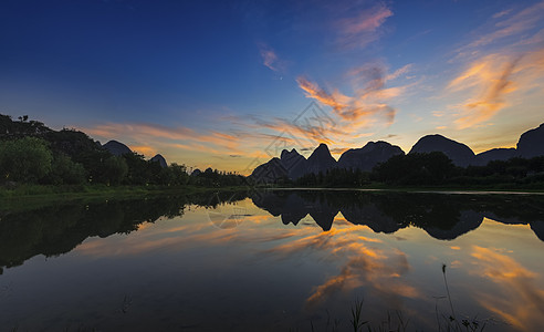 夕阳映月图片