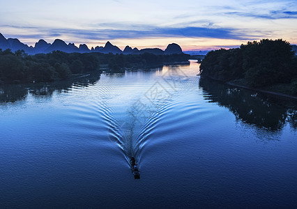 梦幻漓江划破漓江的轻舟背景