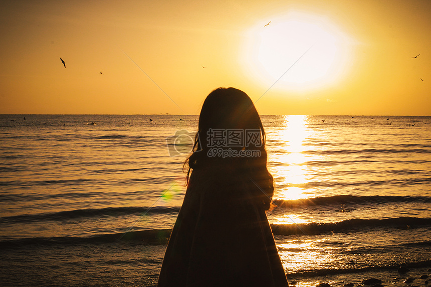 正版 高清照片下载,该  高清照片 标题为          日落海边的背影