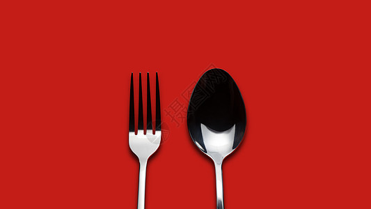 木质手柄西餐叉红色背景的叉与勺背景