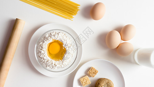 厨房的食材鸡蛋擀面杖高清图片