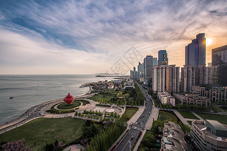 五月的风雕塑美丽的城市背景