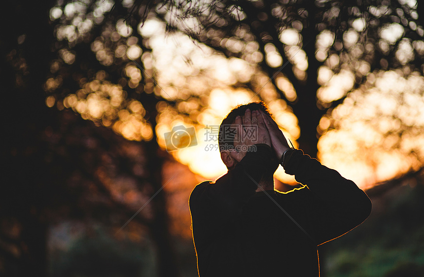图片 照片 人物情感 捂脸伤感的人.jpg