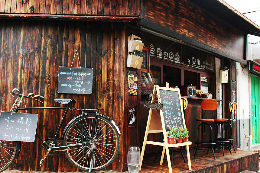 街角的咖啡店和自行车