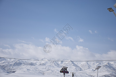 坡上草原祁连雪山背景