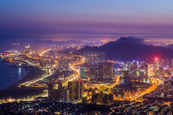 繁华的海边城市夜景图片