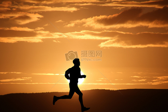 夕阳下奔跑的人