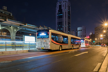 城市夜景外滩站车流背景图片