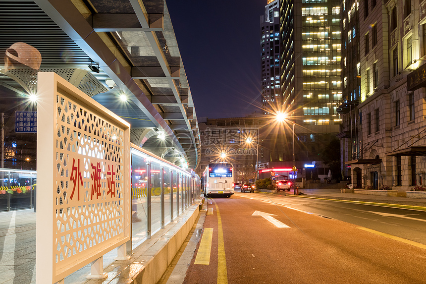 城市夜景外滩站车流图片