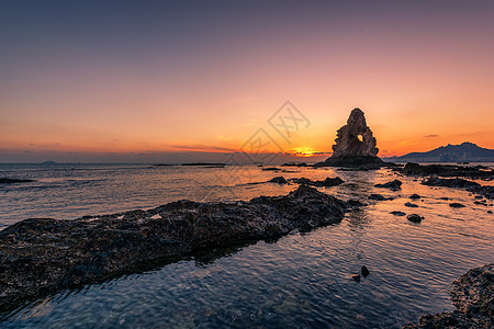 夕阳大海岩石石老人高清图片