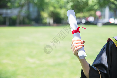 女孩穿着学士服毕业季手拿毕业证的学生背景