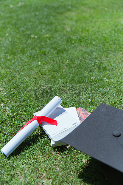 大学草地上的书本证书学士帽图片
