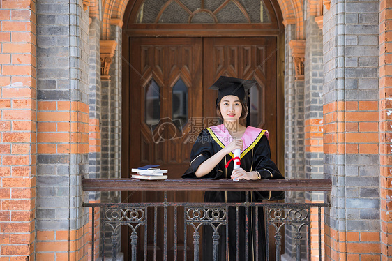 校园复古教室前穿学士服的女生图片