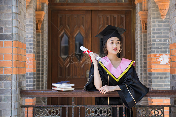 校园复古教室前穿学士服的女生图片