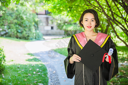 穿学士服的美女毕业校园树林穿学士服的女学生背景