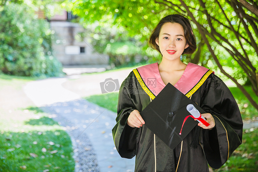 毕业校园树林穿学士服的女学生图片