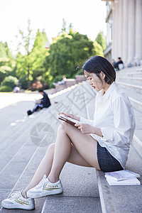 大学图书馆前清新女孩看书高清图片