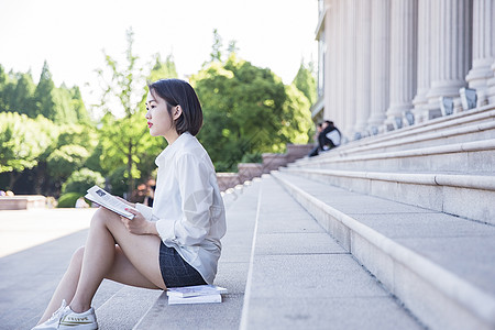 大学图书馆前清新女孩看书高清图片