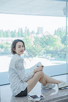 大学图书馆清新女孩学习读书图片