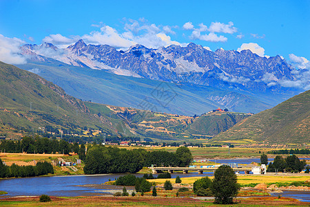 西藏湖泊美在自然背景