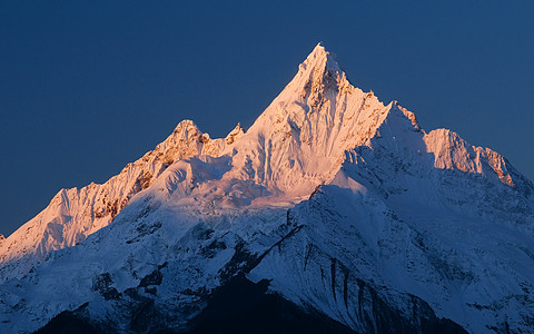 日照金山白雪皑皑山顶高清图片