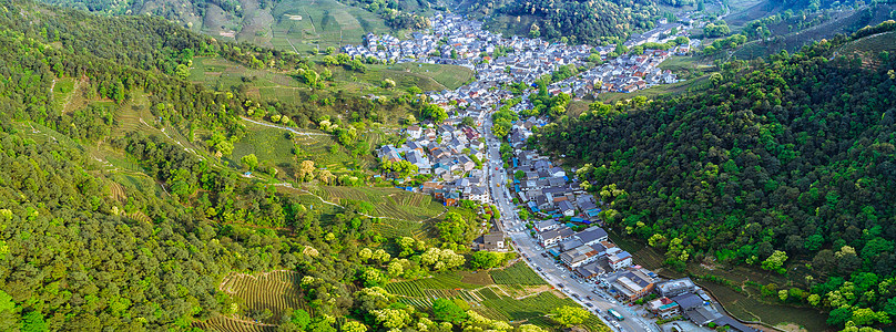 莫干山自然风景山谷中的小镇高清图片