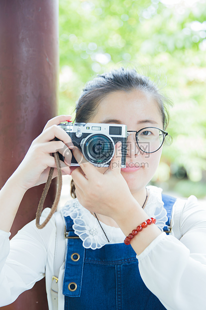 清新女大学生手拿相机图片