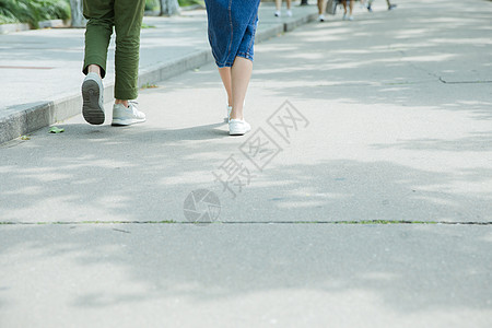 走在路上的女孩男女大学生走在路上脚部特写背景