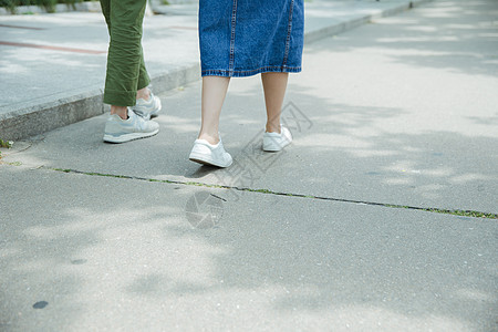 男女大学生走在路上脚部特写高清图片