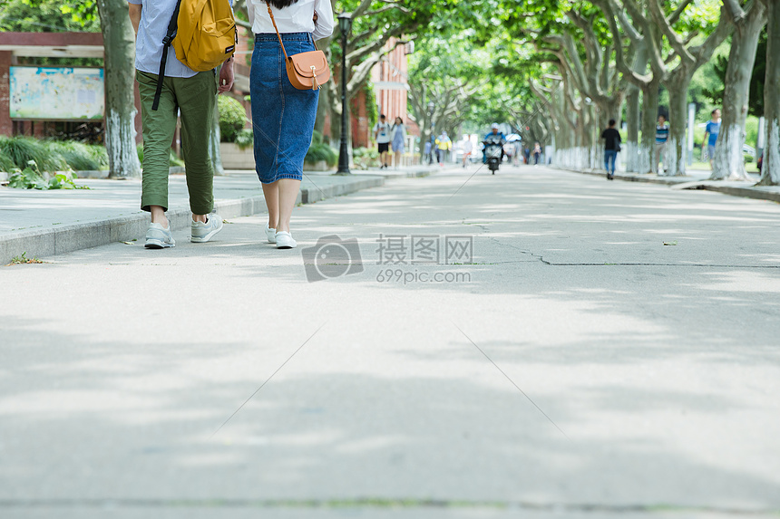 男女大学生走在路上脚部特写图片