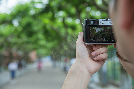 大学生用相机留念大学拍照特写背景图片