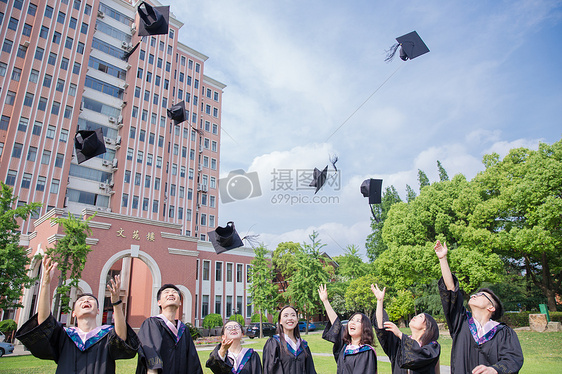 毕业季青春大学生们扔学士帽图片